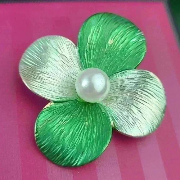 Vintage matel green flower brooch with fuax pearl silver / Gold-toned - Picture 6 of 12